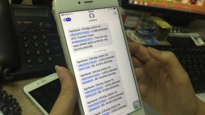 chị N.T.M.H liên tục nhận được tin nhắn trừ tiền trong tài khoản dù chị đang ở nhà và thẻ nằm trong ví