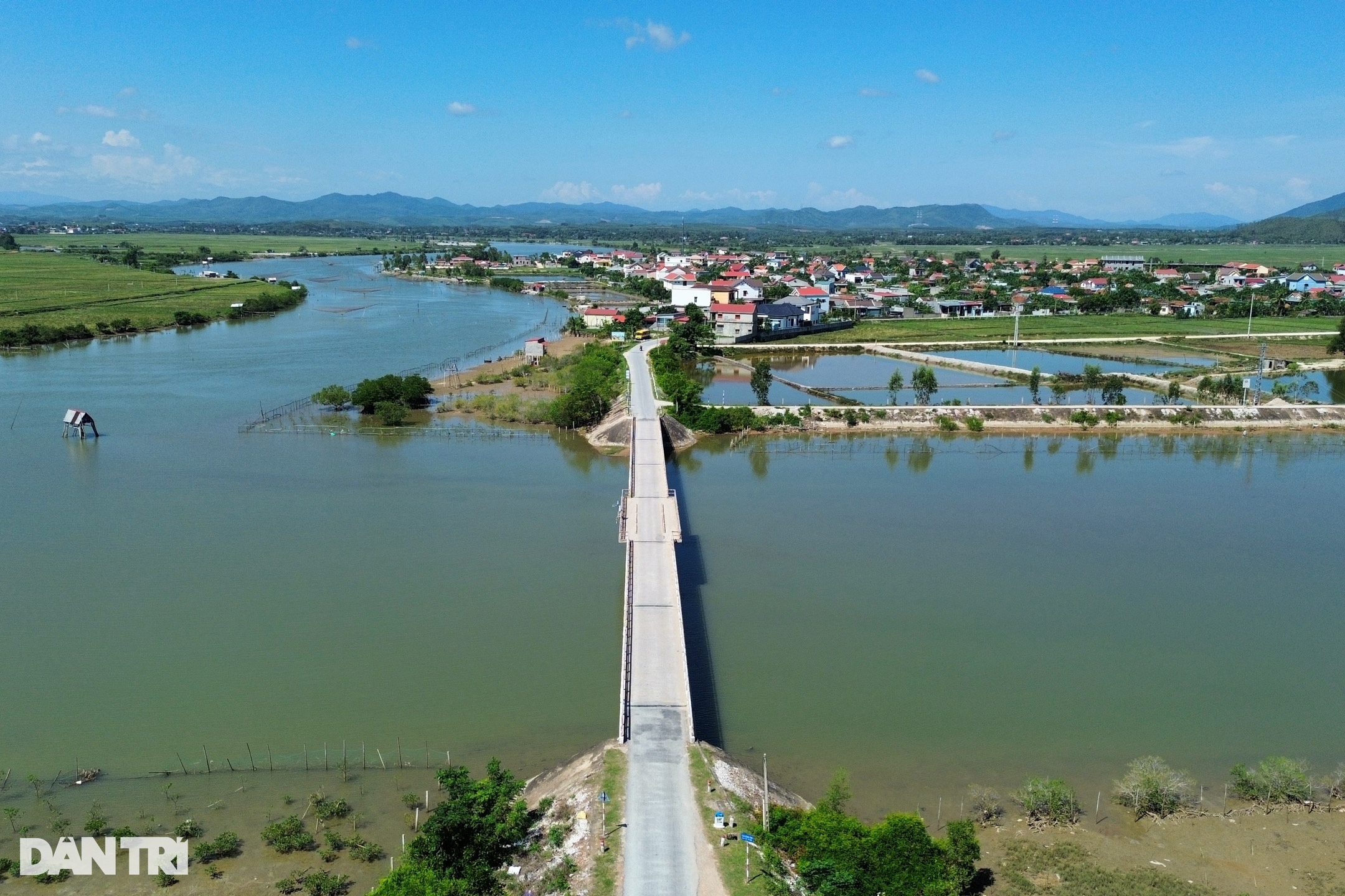 View - Cảnh báo nguy cơ sập cầu Sông Thai 28 năm tuổi | Báo Dân trí