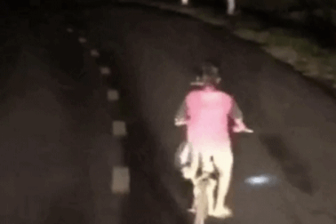 Chia sẻ của tài xế soi đèn giúp bé trai đạp xe 8 km đường đèo