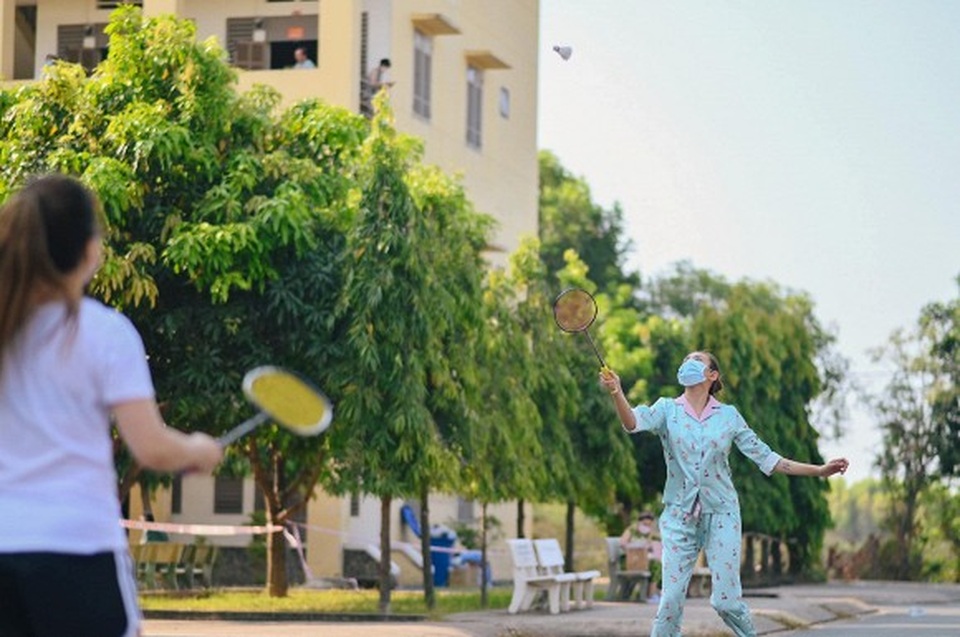 Siêu mẫu Võ Hoàng Yến hái rau lang “cải thiện” bữa ăn ở khu cách ly - 10 Siêu mẫu Võ Hoàng Yến hái rau lang “cải thiện” bữa ăn ở khu cách ly - 10