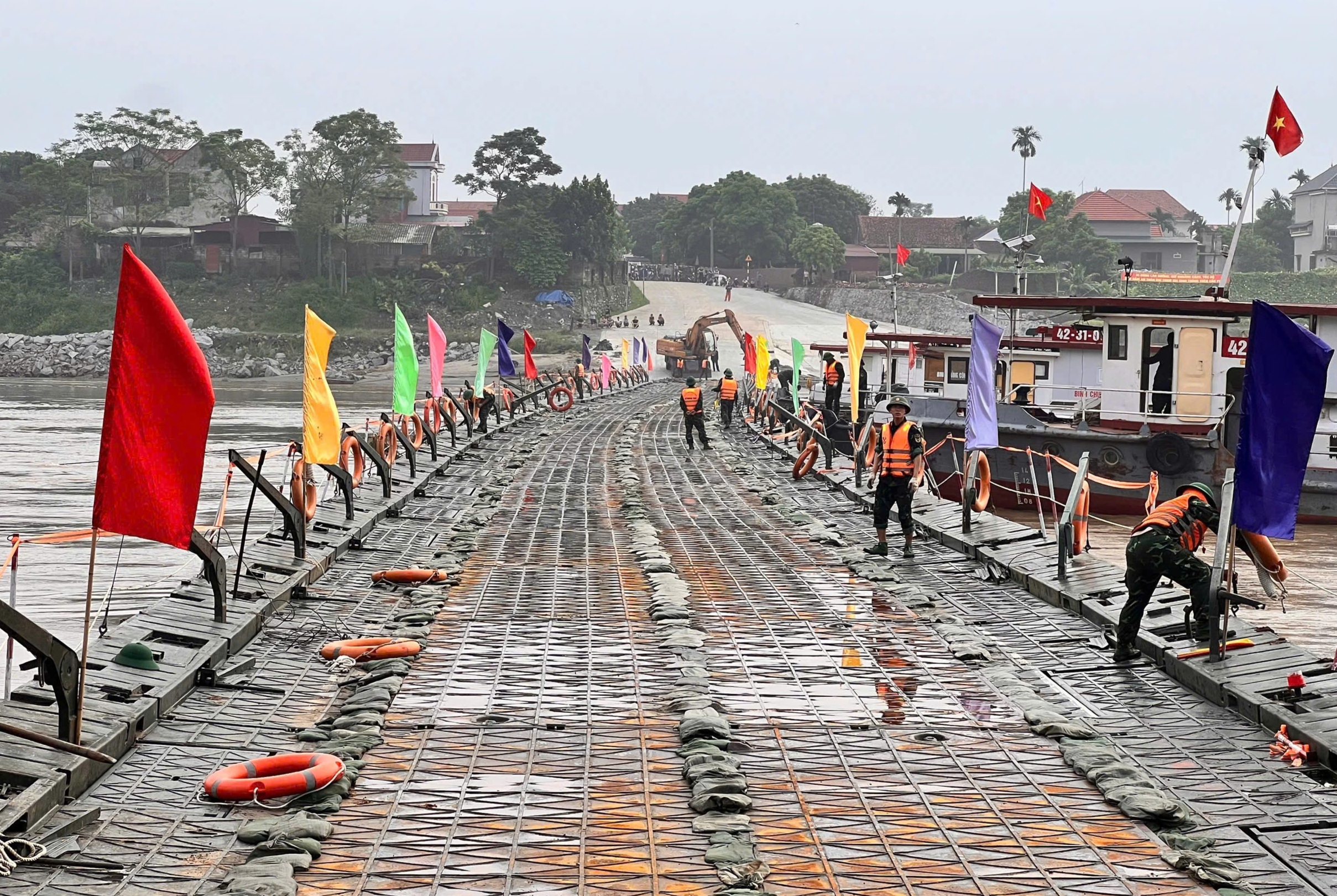 Cầu phao Phong Châu được nối lại - 1