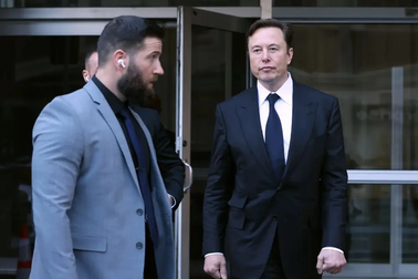 Vệ sĩ hộ tống Elon Musk đến tận nhà vệ sinh