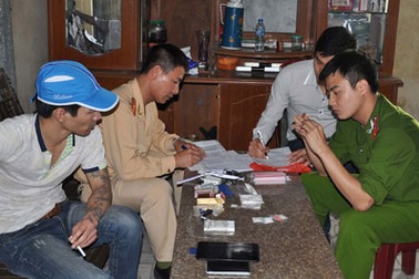 Bắt nghi phạm vận chuyển ma túy tổng hợp không đội mũ bảo hiểm