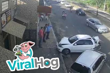 Xe buýt húc tung ô tô đậu lấn chiếm lòng đường