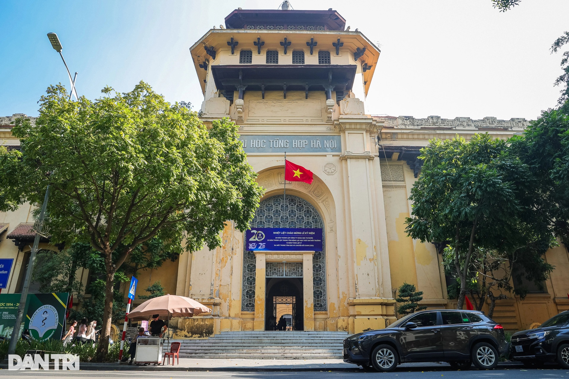 Giới trẻ chụp ảnh, check-in với tòa nhà Pháp cổ đẹp như châu Âu ở Hà Nội - 1 Giới trẻ chụp ảnh, check-in với tòa nhà Pháp cổ đẹp như châu Âu ở Hà Nội - 1