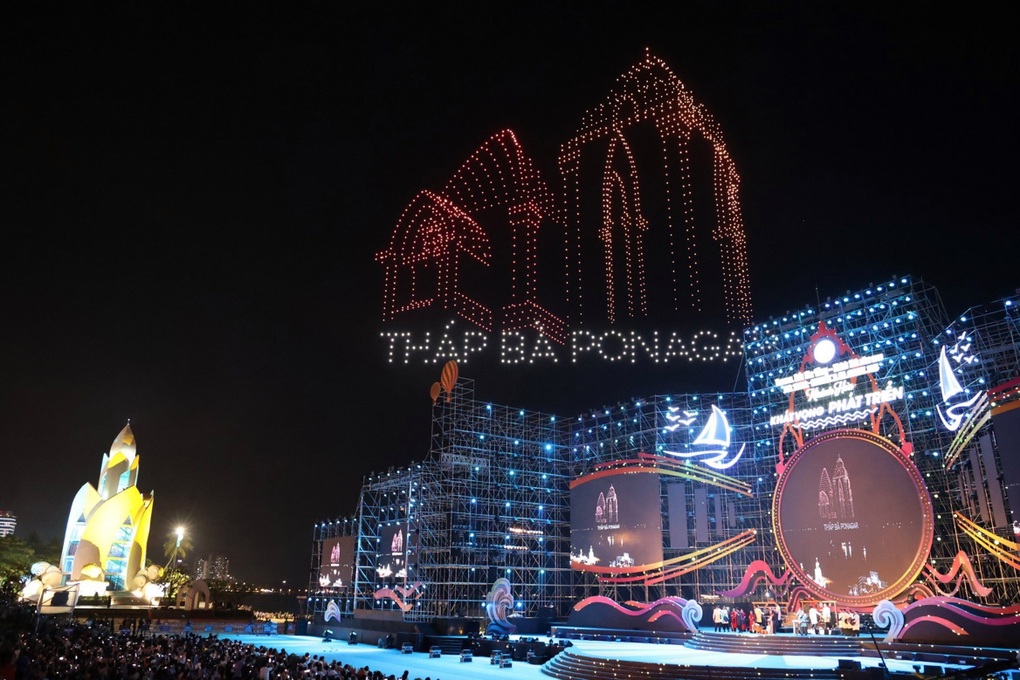 Tiệc ánh sáng bằng thiết bị bay trên bầu trời Nha Trang - 5 Tiệc ánh sáng bằng thiết bị bay trên bầu trời Nha Trang - 5