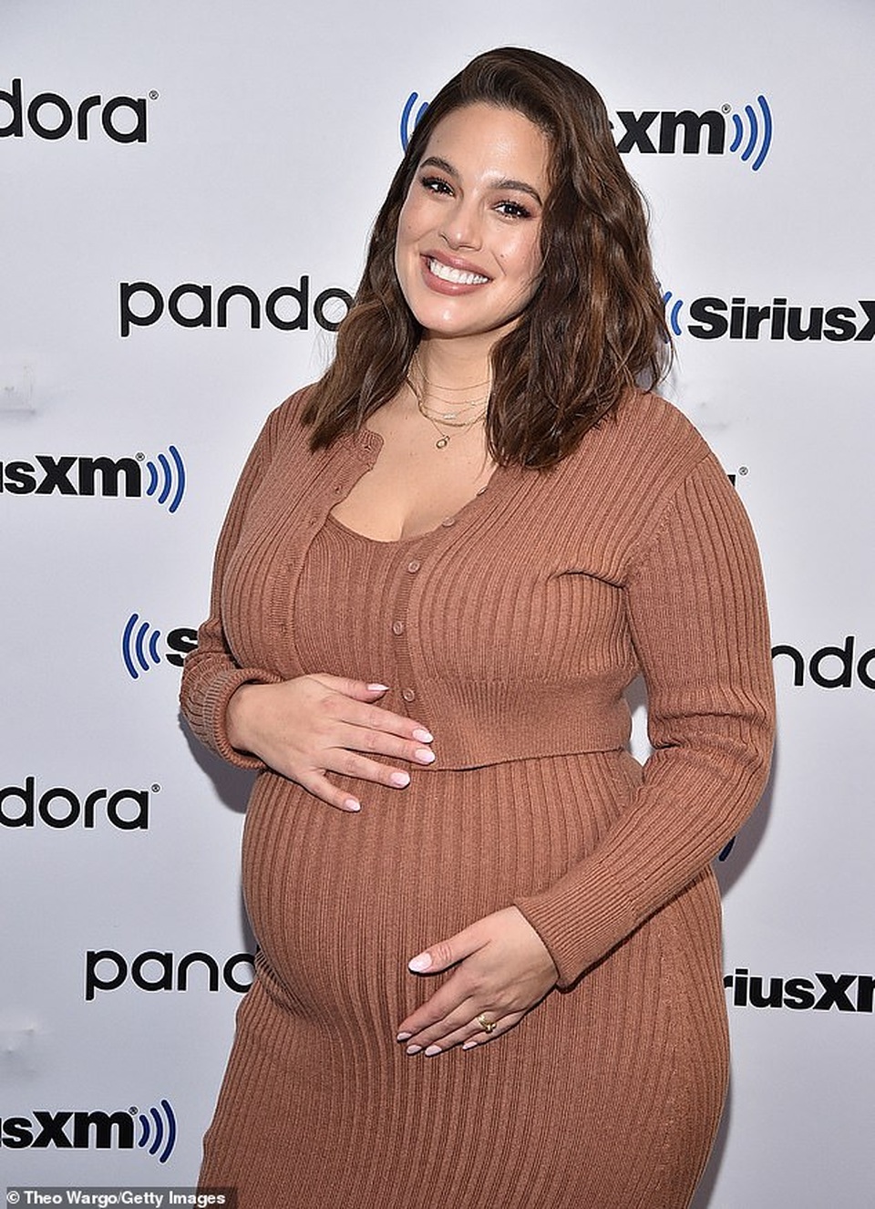 Ashley Graham bầu bí vẫn diện váy ôm sát - 2 Ashley Graham bầu bí vẫn diện váy ôm sát - 2