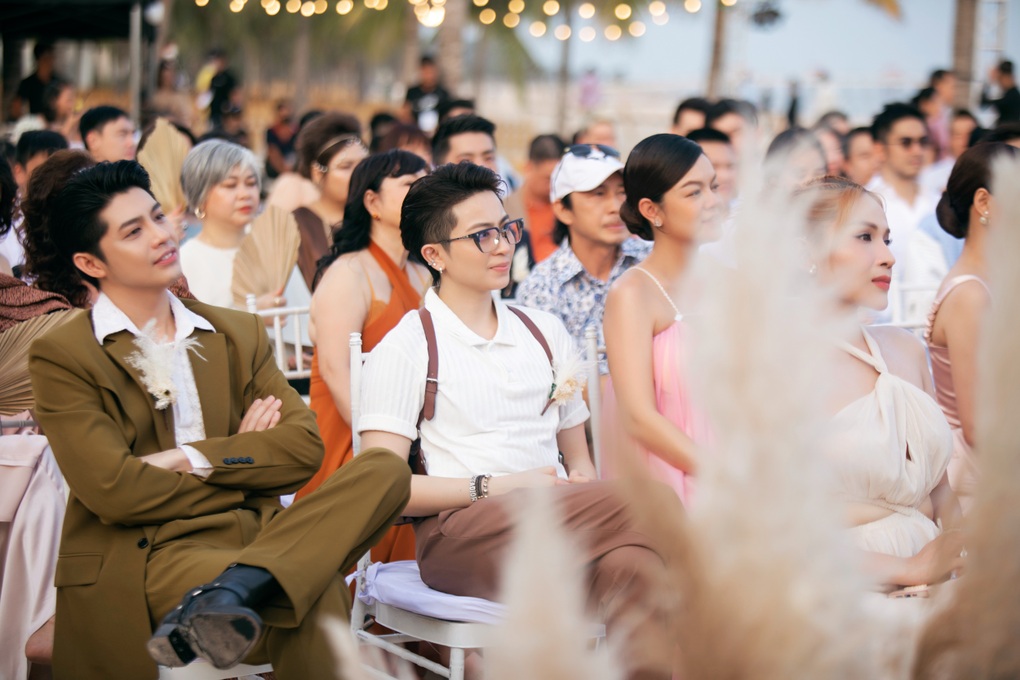 Minh Hằng bật khóc, hôn chồng doanh nhân trong đám cưới xa hoa - 5 Minh Hằng bật khóc, hôn chồng doanh nhân trong đám cưới xa hoa - 5