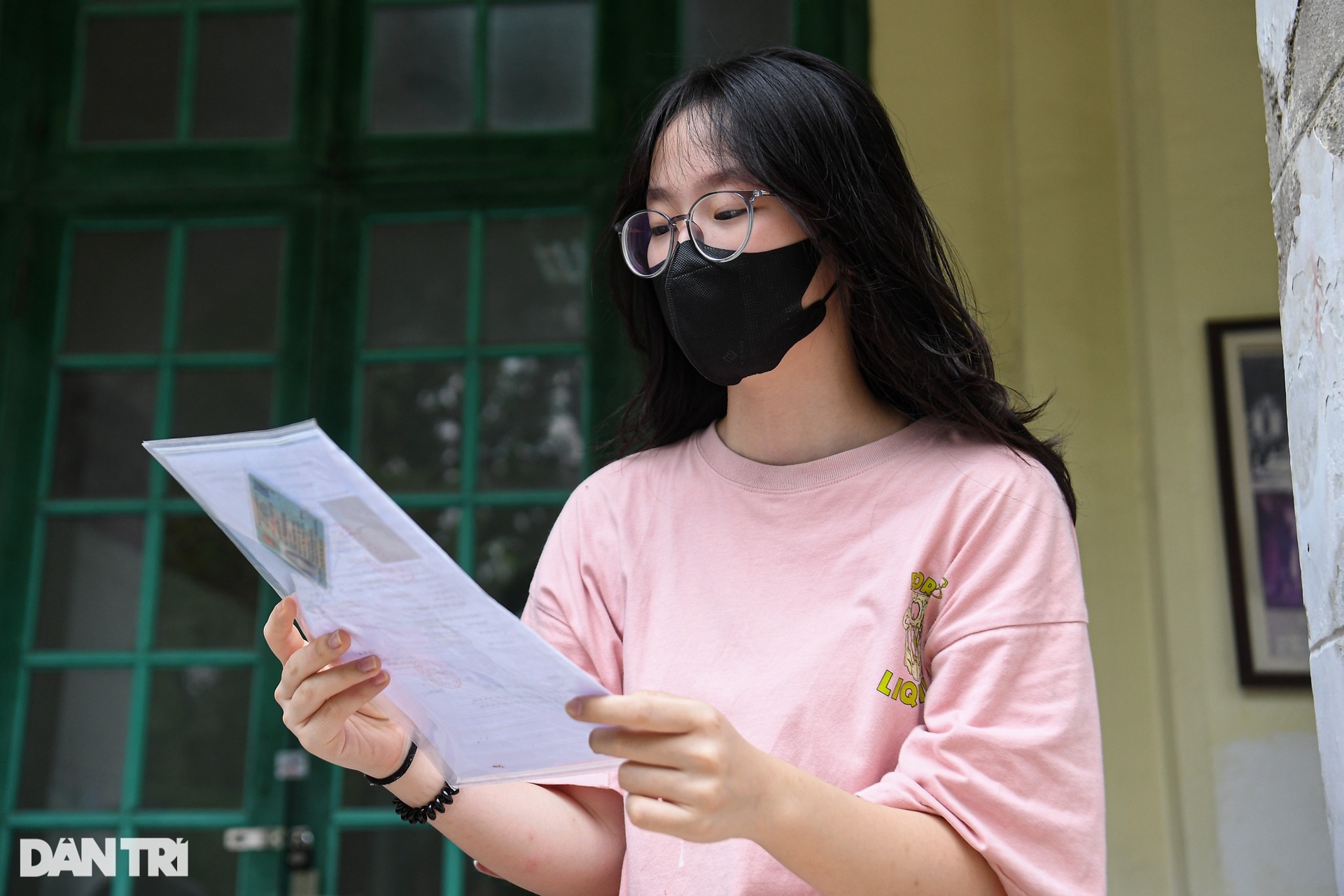 Thí sinh Hà Nội chống nạng leo bộ 3 tầng để làm thủ tục dự thi vào lớp 10 - 8 Thí sinh Hà Nội chống nạng leo bộ 3 tầng để làm thủ tục dự thi vào lớp 10 - 8
