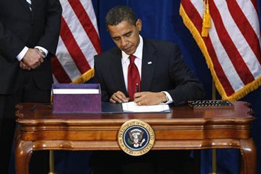 Mỹ: Tổng thống ký thành luật gói kích thích kinh tế khổng lồ