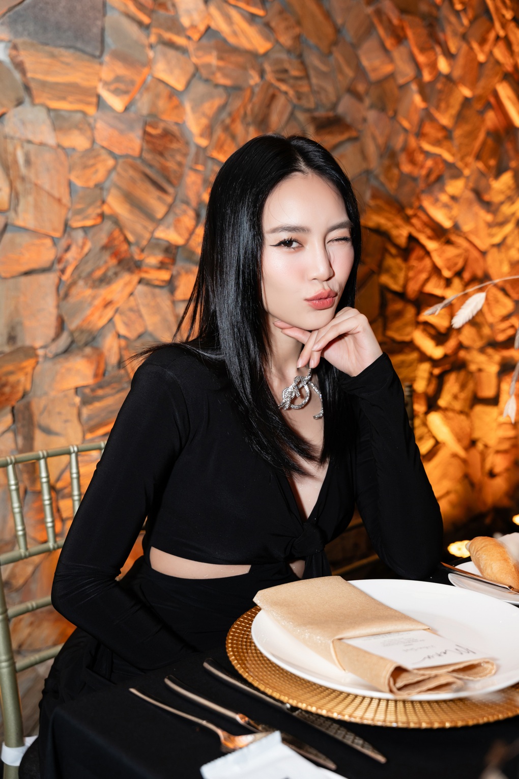 Lan Ngọc xuất hiện gợi cảm, xin lỗi vì đến trễ tiệc sinh nhật của Diệp Lê - 2 Lan Ngọc xuất hiện gợi cảm, xin lỗi vì đến trễ tiệc sinh nhật của Diệp Lê - 2