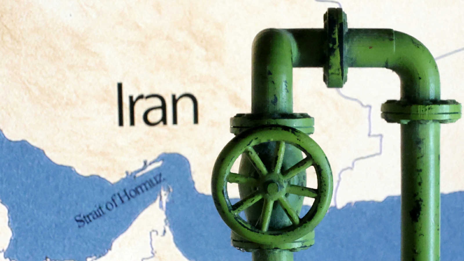 Hormuz căng như dây đàn: Thế giới nín thở chờ "giọt dầu tràn ly"