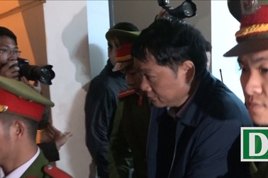 Ông Đinh La Thăng, Trịnh Xuân Thanh được che ô rời tòa