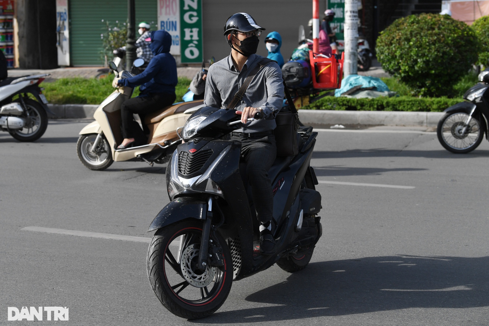 Lái xe ngơ ngác tìm lối đi ở nút giao ùn tắc nhất Hà Nội vừa phân luồng lại - 11 Lái xe ngơ ngác tìm lối đi ở nút giao ùn tắc nhất Hà Nội vừa phân luồng lại - 11