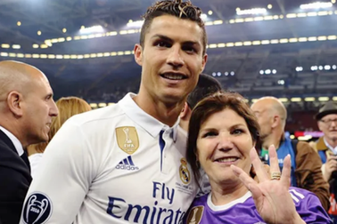 Mẹ C.Ronaldo “chữa ngượng” sau khi nhầm con trai giúp Juventus... trụ hạng