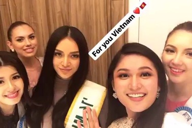 Thùy Dung hướng dẫn các thí sinh quốc tế nói Xin chào Việt Nam.