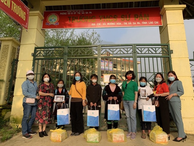 Đoàn công tác tặng máy tính bảng cho em Chang A Lềnh (lớp 7A) và Thào Thị si (lớp 8A) trường THCS Sử Pán là các em học sinh nghèo học giỏi, mồ côi cha và có tinh thần vượt khó vươn lên trong học tập.