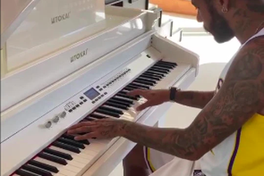 Neymar trổ tài đánh đàn, thư giãn giữa dinh cơ đồ sộ của mình