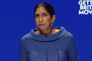 Bộ trưởng Nội vụ từ chức, Thủ tướng Anh chịu áp lực bủa vây