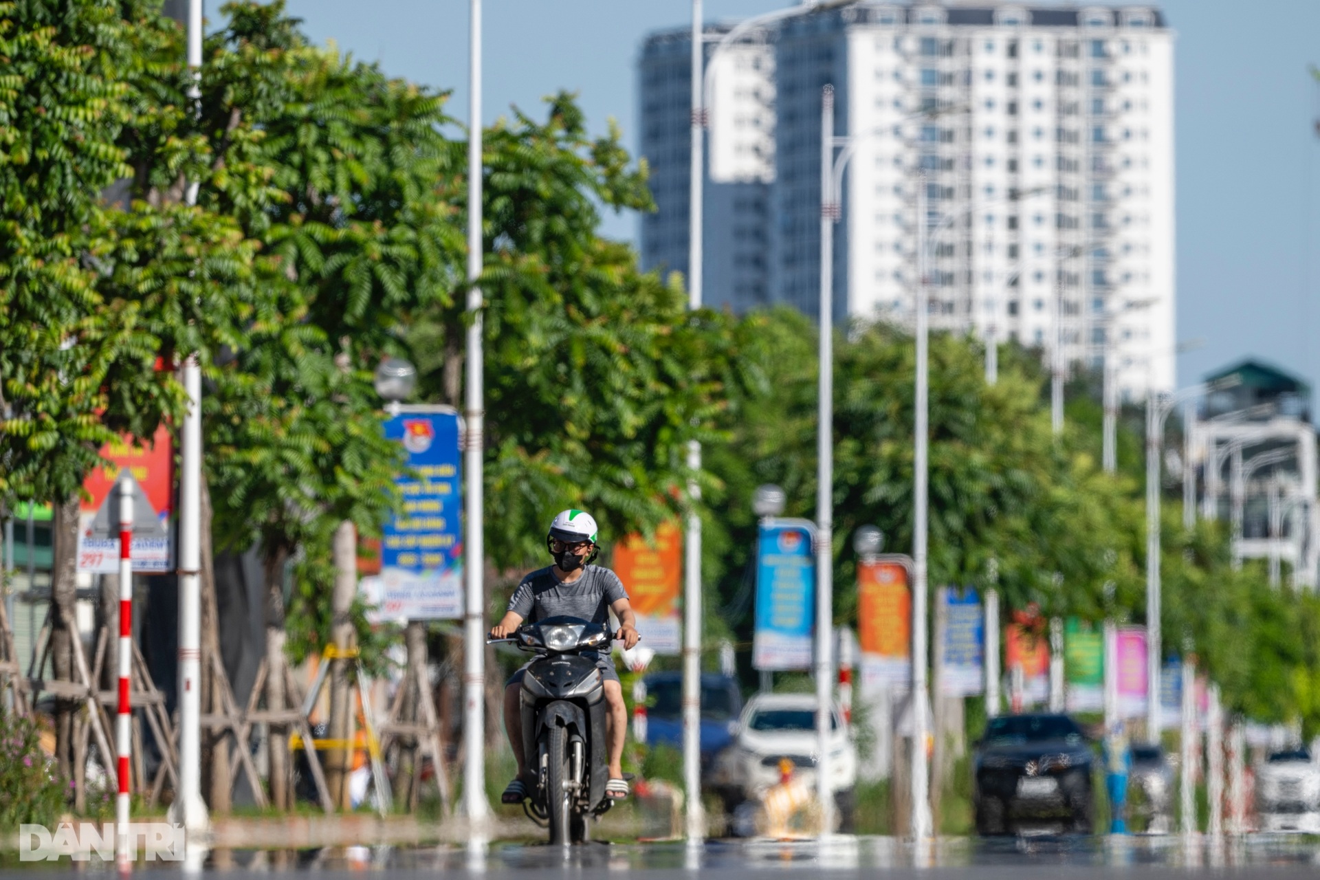 Hà Nội nắng nóng hơn 40 độ C, mặt đường xuất hiện ảo ảnh - 6 Hà Nội nắng nóng hơn 40 độ C, mặt đường xuất hiện ảo ảnh - 6