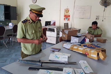 Phát hiện “hàng nóng” khi kiểm tra xe thư báo