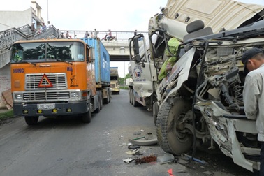 Tài xế thoát chết thần kỳ sau va chạm kinh hoàng với xe container