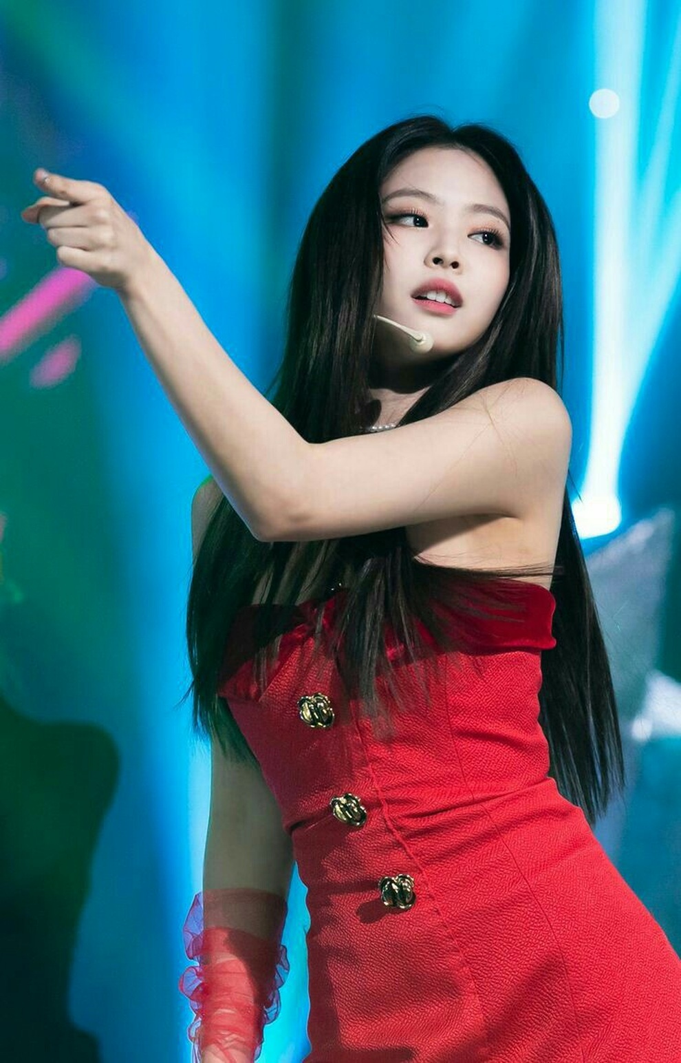 Jennie (Blackpink) khoe rãnh bụng ấn tượng với váy hở eo - 10 Jennie (Blackpink) khoe rãnh bụng ấn tượng với váy hở eo - 10