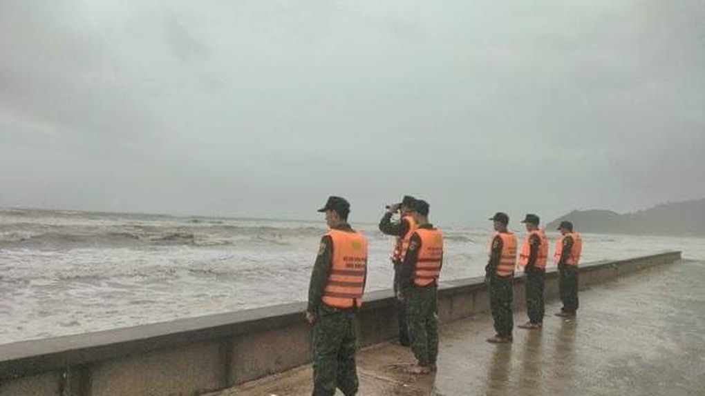 Lực lượng Biên phòng tỉnh Thừa Thiên Huế phối hợp với các ngư dân hỗ trợ các thuyền viên gặp nạn trên biển (Ảnh: Đồn biên phòng tỉnh Thừa Thiên Huế). Lực lượng Biên phòng tỉnh Thừa Thiên Huế phối hợp với các ngư dân hỗ trợ các thuyền viên gặp nạn trên biển (Ảnh: Đồn biên phòng tỉnh Thừa Thiên Huế).