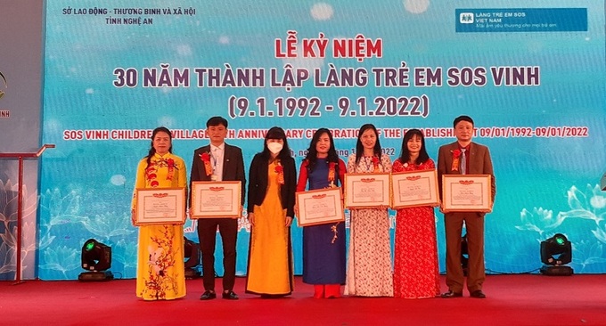 Dịp này nhiều tập thể và cá nhân xuất sắc được nhận bằng khen, giấy khen.