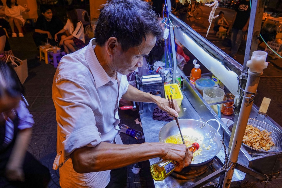 Lão gù ở nhà thờ Đức Bà với gánh hàng rong nuôi cả gia đình - 10 Lão gù ở nhà thờ Đức Bà với gánh hàng rong nuôi cả gia đình - 10