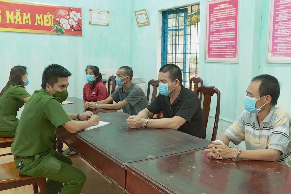 Khởi tố nhiều con bạc trong đường dây cá độ trên 10 tỷ đồng một tháng - 1 Khởi tố nhiều con bạc trong đường dây cá độ trên 10 tỷ đồng một tháng - 1
