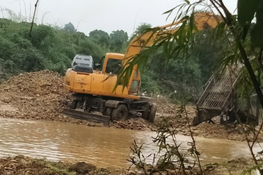 Bắc Giang: Tại sao cát tặc có thể mang máy xúc “moi ruột” lòng suối giữa ban ngày?