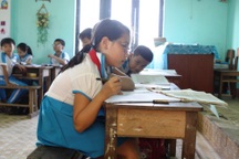 Học sinh trường chuẩn khổ vì bàn ghế... không đạt chuẩn