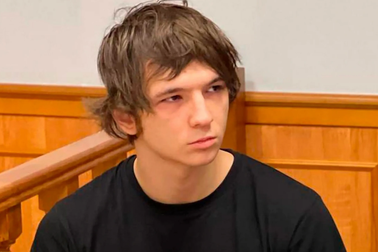 Nga gọi nhập ngũ rapper mặc hở hang dự tiệc thác loạn