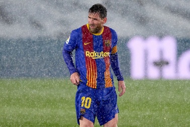 Messi run cầm cập, đứng giữa mưa lạnh ở trận Siêu kinh điển