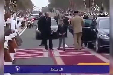 Hoàng thái tử của Morocco… không thích hôn tay