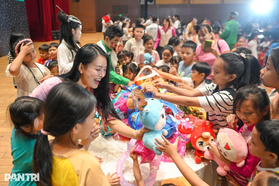 Mang “Trung thu yêu thương” đến 1.000 trẻ em TPHCM - 6 Mang “Trung thu yêu thương” đến 1.000 trẻ em TPHCM - 6