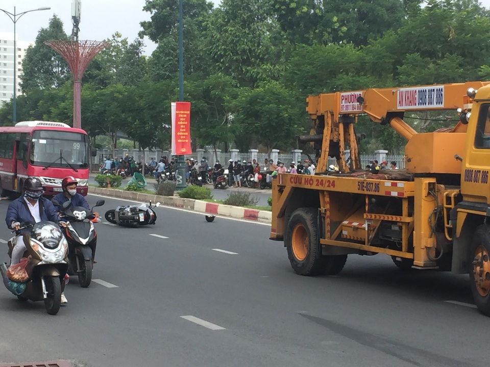 Huy động xe cẩu nâng xe buýt giải cứu thi thể nạn nhân - 3 Huy động xe cẩu nâng xe buýt giải cứu thi thể nạn nhân - 3