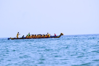 Hàng ngàn người cổ vũ náo nhiệt đua thuyền trên biển Cửa Lò