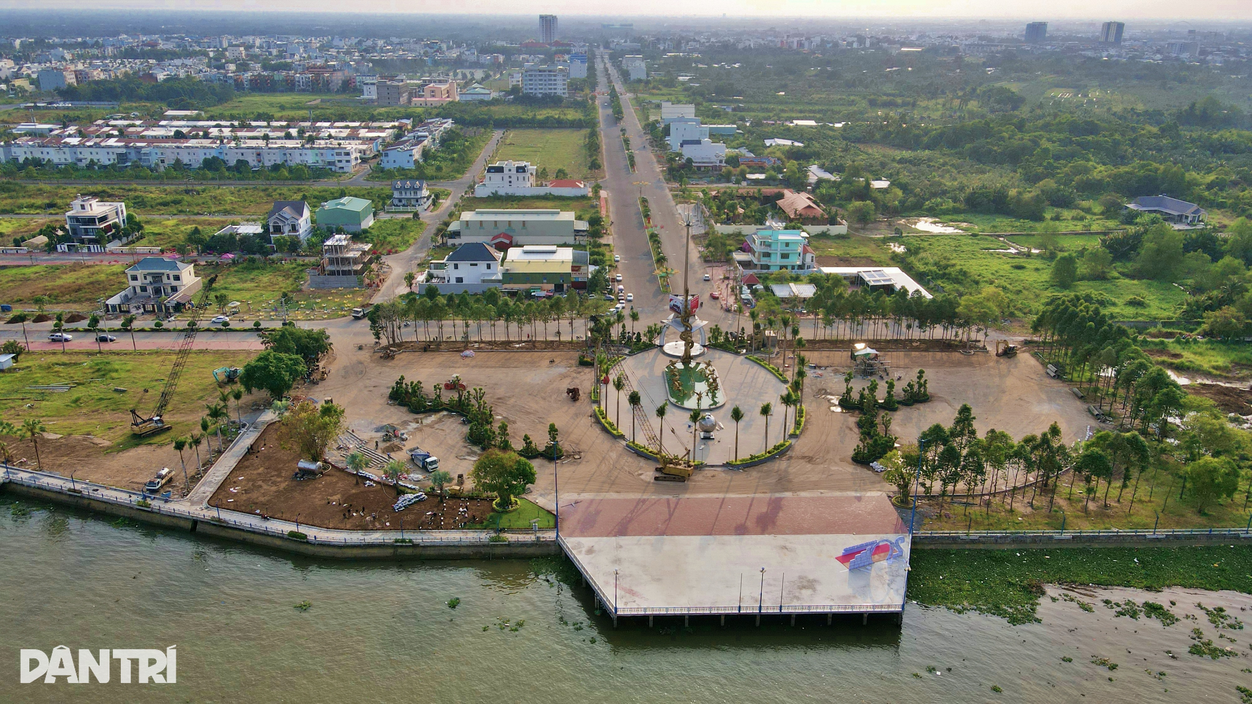 Naléhavě vybudujte volný prostor pro lidi na Západě, aby mohli prodávat květiny Tet - 1 Gấp rút thi công nơi miễn phí mặt bằng cho người dân miền Tây bán hoa Tết - 1