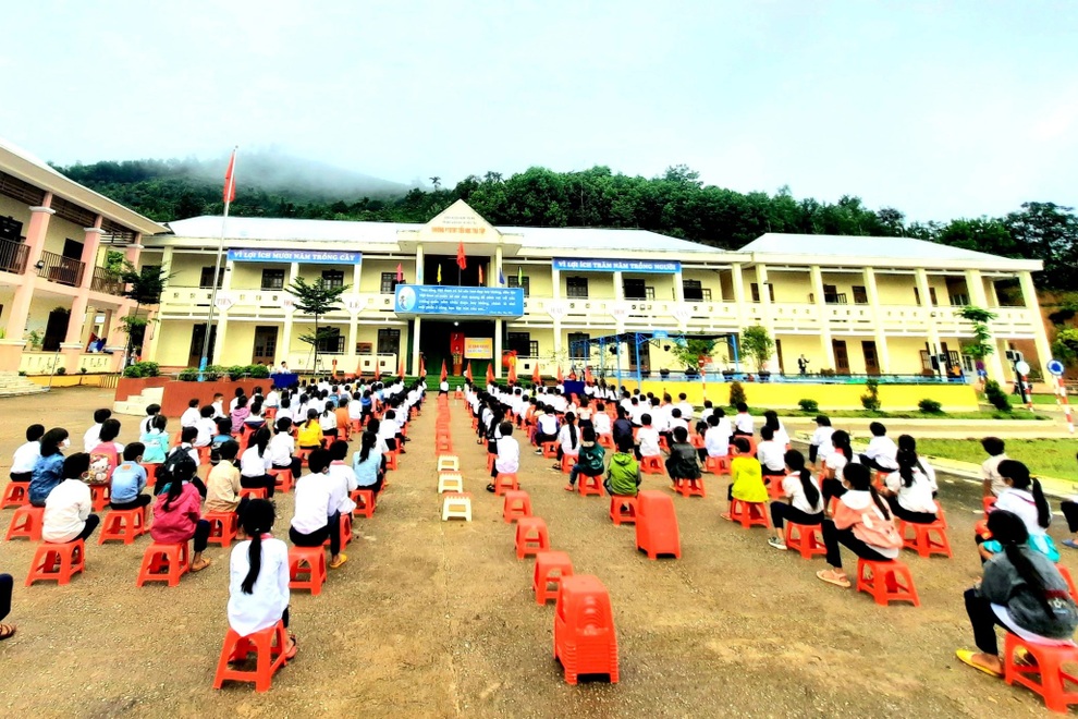 Buổi học đầu tiên, cô giáo cắt tóc cho học trò, nấu đãi các em món mì Quảng - 1 Buổi học đầu tiên, cô giáo cắt tóc cho học trò, nấu đãi các em món mì Quảng - 1