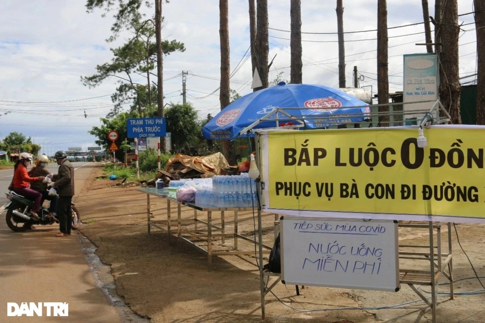 Người dân Đắk Nông nấu nồi bắp 0 đồng phục vụ bà con đi đường về quê - 1 Người dân Đắk Nông nấu nồi bắp 0 đồng phục vụ bà con đi đường về quê - 1