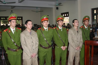 Vụ "quan tài diễu phố": Bị cáo đồng loạt khai "bị điều tra viên mớm cung"