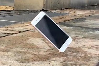 Thử độ bền bộ đôi iPhone 6S trong bài kiểm tra rơi tự do và bẻ cong