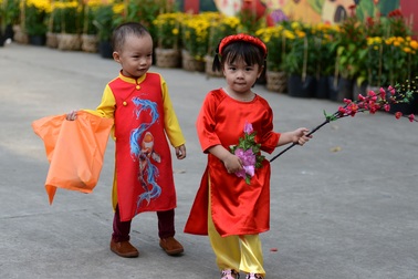 Trẻ em diện áo dài tung tăng trên phố chiều cuối năm ở Sài Gòn