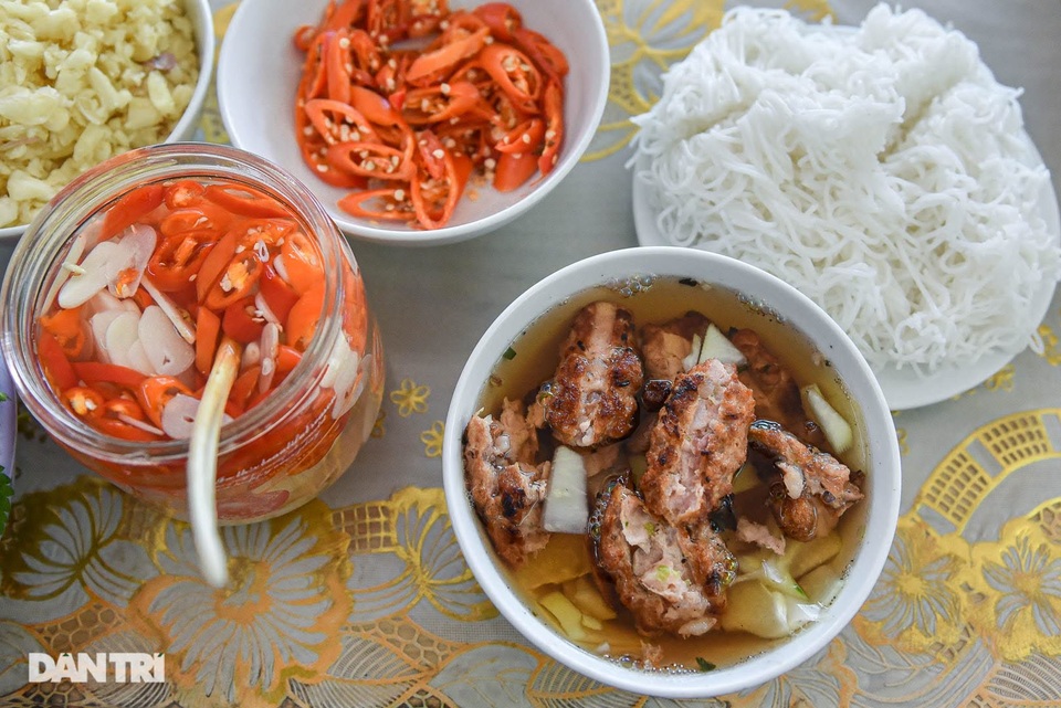 Hiếm có ở Hà Nội: Bún chả kẹp que tre nướng, ngày bán hàng trăm suất - 9 Hiếm có ở Hà Nội: Bún chả kẹp que tre nướng, ngày bán hàng trăm suất - 9