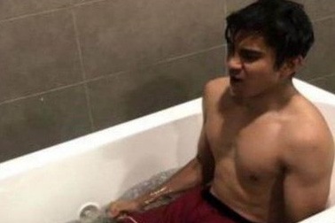 Bức ảnh gây tranh cãi của bộ trưởng 25 tuổi người Malaysia