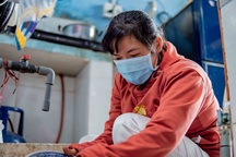 Ước mơ ngây ngô của con là động lực với nữ công nhân thất nghiệp, mắc Covid