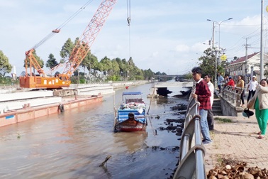 Vụ cầu “chặn đứng tàu thuyền”: Đào kênh mới cho dân đi?