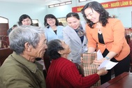 Trao quà Tết tới gia đình chính sách, người dân khó khăn tỉnh Bình Định
